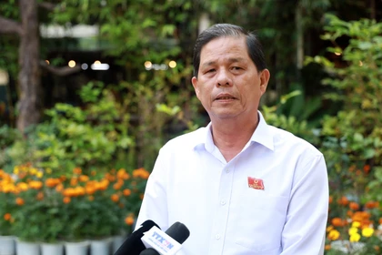 Ông Nguyễn Tấn Tuân, nguyên Chủ tịch UBND tỉnh Khánh Hòa, đại biểu Quốc hội các khóa XI, XII và XIII trả lời phỏng vấn phóng viên TTXVN. (Ảnh: Xuân Triệu/TTXVN)