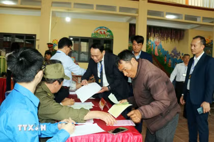 Cử tri bầu cử tại khu vực bỏ phiếu số 2, phường Hồng Châu, Hưng Yên. (Ảnh: Nguyễn Công Hải/TTXVN)