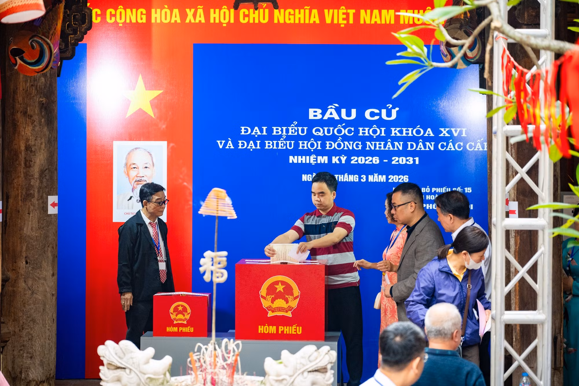 di-tich-hoan-kiem-ngay-bau-cu-12.jpg