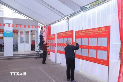 Phường Việt Hưng, thành phố Hà Nội, khẩn trương hoàn tất công tác chuẩn bị tại các khu vực bỏ phiếu, bảo đảm an ninh, an toàn. (Ảnh: Phan Phương/TTXVN)