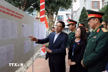 Đại tướng Phan Văn Giang, Ủy viên Bộ Chính trị, Bộ trưởng Bộ Quốc phòng, kiểm tra công tác chuẩn bị bầu cử tại Tổ 38 phường Phan Đình Phùng, tỉnh Thái Nguyên. (Ảnh: Thu Hằng/TTXVN)