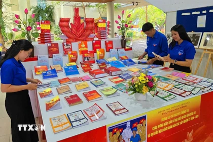 Đoàn viên thanh niên tìm hiểu thông tin về bầu cử tại chương trình. (Ảnh: Trần Lê Lâm/TTXVN)