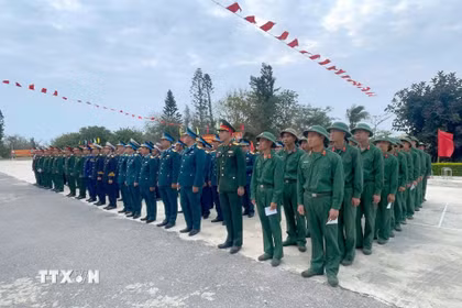 Quân và nhân dân trên đảo tiền tiêu Bạch Long Vĩ tham gia bầu cử sớm. (Ảnh: TTXVN phát)