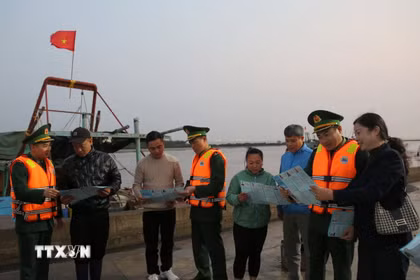 Các hành viên Tổ bầu cử số 10, phường Đồ Sơn và Đồn Biên phòng Đồ Sơn tuyên truyền cho ngư dân thông tin về bầu cử. (Ảnh: Minh Thu/TTXVN)