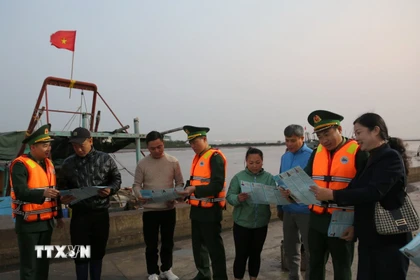 Các hành viên Tổ bầu cử số 10, phường Đồ Sơn và Đồn Biên phòng Đồ Sơn tuyên truyền cho ngư dân thông tin về bầu cử. (Ảnh: Minh Thu/TTXVN)