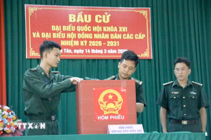 Nghi thức khai mạc bầu cử tại Tiểu đoàn Huấn luyện- Cơ động 2 được thực hiện nghiêm túc, trang trọng, đầy đủ thủ tục, đúng theo quy định. (Ảnh: Hồng Hiếu/TTXVN)