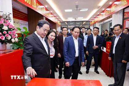 Chủ tịch Quốc hội Trần Thanh Mẫn kiểm tra, giám sát công tác chuẩn bị bầu cử tại khu vực bỏ phiếu số 8, phường Hải An, thành phố Hải Phòng. (Ảnh: Doãn Tấn/TTXVN)