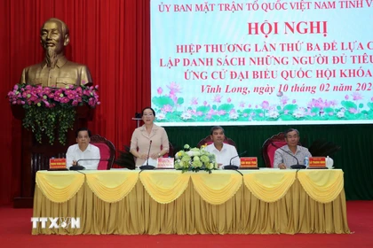 Lãnh đạo Ủy ban Mặt trận Tổ quốc Việt Nam tỉnh Vĩnh Long điều hành Hội nghị. (Ảnh: Phạm Minh Tuấn/TTXVN)