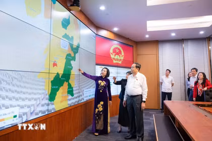 Chủ tịch Quốc hội Trần Thanh Mẫn kiểm tra công tác bầu cử tại Văn phòng Hội đồng Bầu cử quốc gia (Nhà Quốc hội, Hà Nội). (Ảnh: Doãn Tấn/TTXVN)