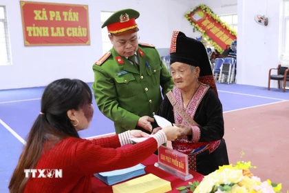 Cử tri tại bản Nậm Sảo 2, xã biên giới Pa Tần làm thủ tục để nhận phiếu bầu tại khu vực bỏ phiếu số 3, bản Nậm Sảo 2, xã biên giới Pa Tần. (Ảnh: Quý Trung/TTXVN)