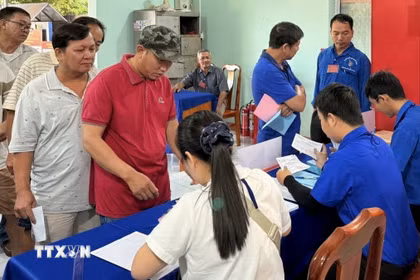 Đoàn viên, thanh niên phường Chơn Thành, tỉnh Đồng Nai hỗ trợ cử tri, hướng dẫn quy trình bầu cử, góp phần bảo đảm ngày bầu cử diễn ra thuận lợi, an toàn và đúng quy định. (Ảnh: Nhật Bình/TTXVN)