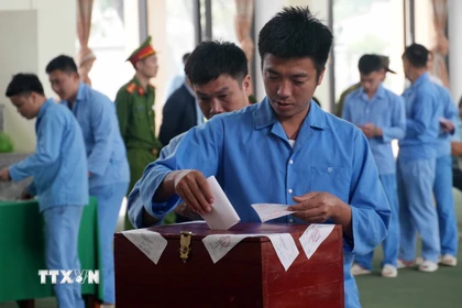 Các cử tri tại Cơ sở cai nghiện ma túy số 1 tỉnh Thanh Hóa thuộc Tổ bầu cử số 2, thôn Kim Sơn, xã Trung Chính phấn khởi bỏ phiếu bầu cử. (Ảnh: Việt Hoàng/TTXVN)