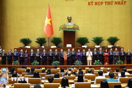 Chủ tịch Quốc hội Trần Thanh Mẫn tặng hoa chúc mừng Thủ tướng, Phó Thủ tướng Chính phủ, Bộ trưởng và thành viên khác của Chính phủ nhiệm kỳ 2026-2031. (Ảnh: Dương Giang/TTXVN)