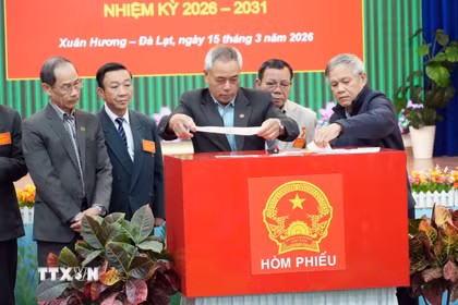 Các thành viên khu vực bỏ phiếu số 21, phường Xuân Hương-Đà Lạt làm thủ tục niêm phong hòm phiếu trong Lễ khai mạc kỳ bầu cử. (Ảnh Chu Quốc Hùng/TTXVN)