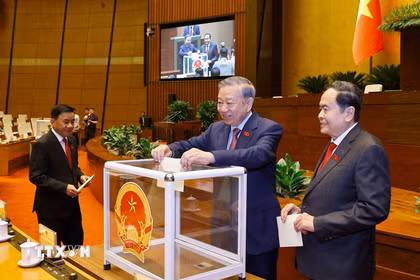 Tổng Bí thư Tô Lâm cùng các đại biểu Quốc hội bỏ phiếu bầu Chủ tịch Quốc hội khoá XVI. (Ảnh: Doãn Tấn/TTXVN)