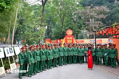 Cụm trưng bày thu hút đông đảo các tầng lớp nhân dân, cán bộ, chiến sỹ tham quan. (Ảnh: Nam Nguyễn/Vietnam+)