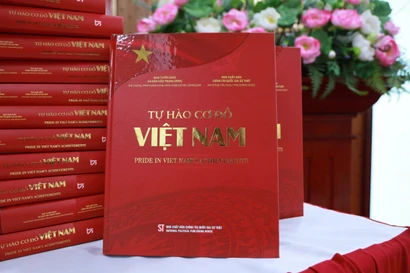 Cuốn sách gồm 17 bài viết, với gần 600 trang khổ lớn, được trình bày trang trọng, xuất bản song ngữ Việt-Anh. (Ảnh: PV/Vietnam+)