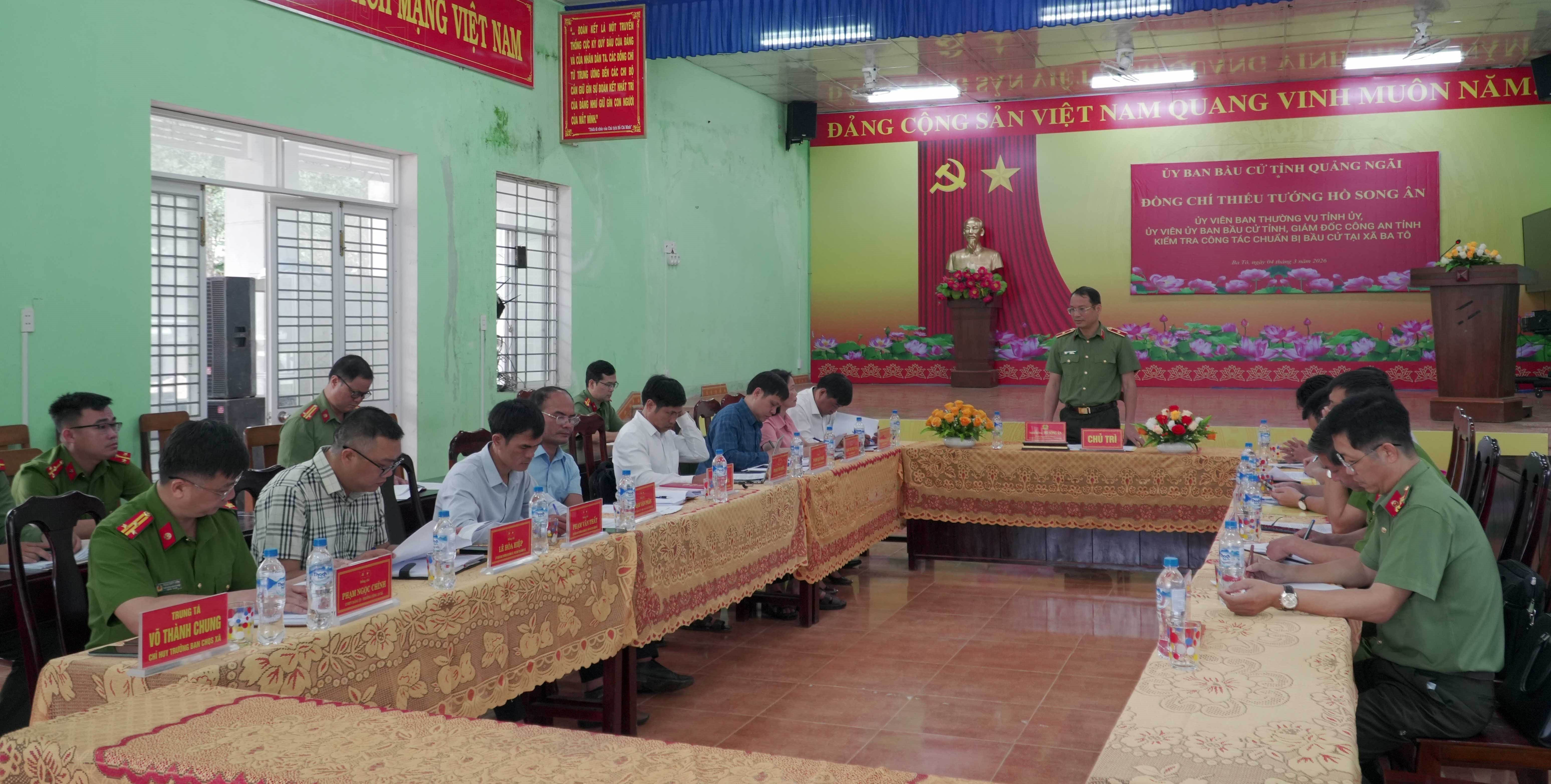 Thiếu tướng Hồ Song Ân, Giám đốc Công an tỉnh Quảng Ngãi kiểm tra điểm bỏ phiếu tại xã Ba Tô. (Ảnh: Cao Nguyên/TTXVN)