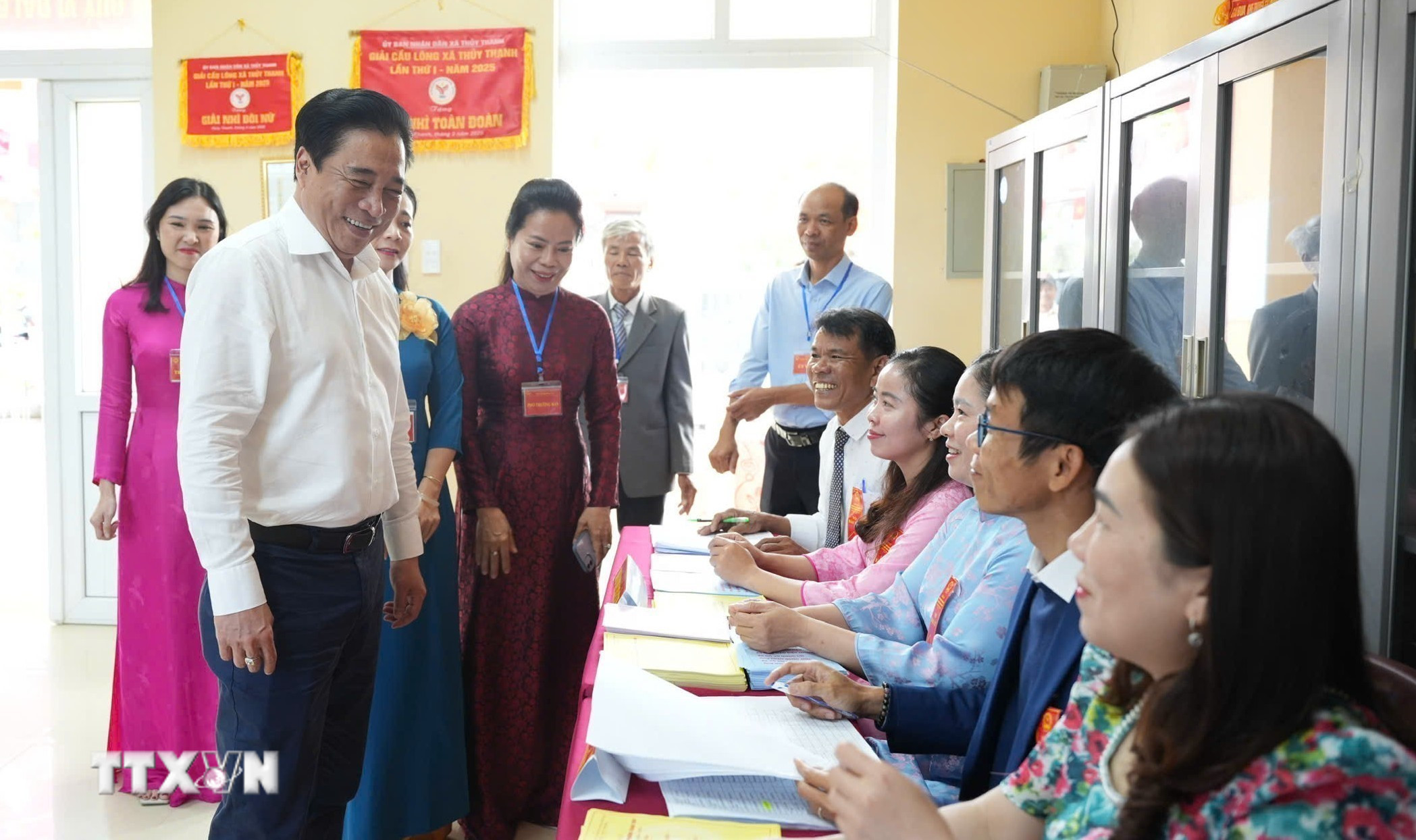 Chủ tịch UBND thành phố Huế Nguyễn Khắc Toàn dự Lễ khai mạc và tham gia bầu cử tại Tổ bầu cử số 1, phường An Cựu, thành phố Huế. (Ảnh: Văn Dũng/TTXVN)