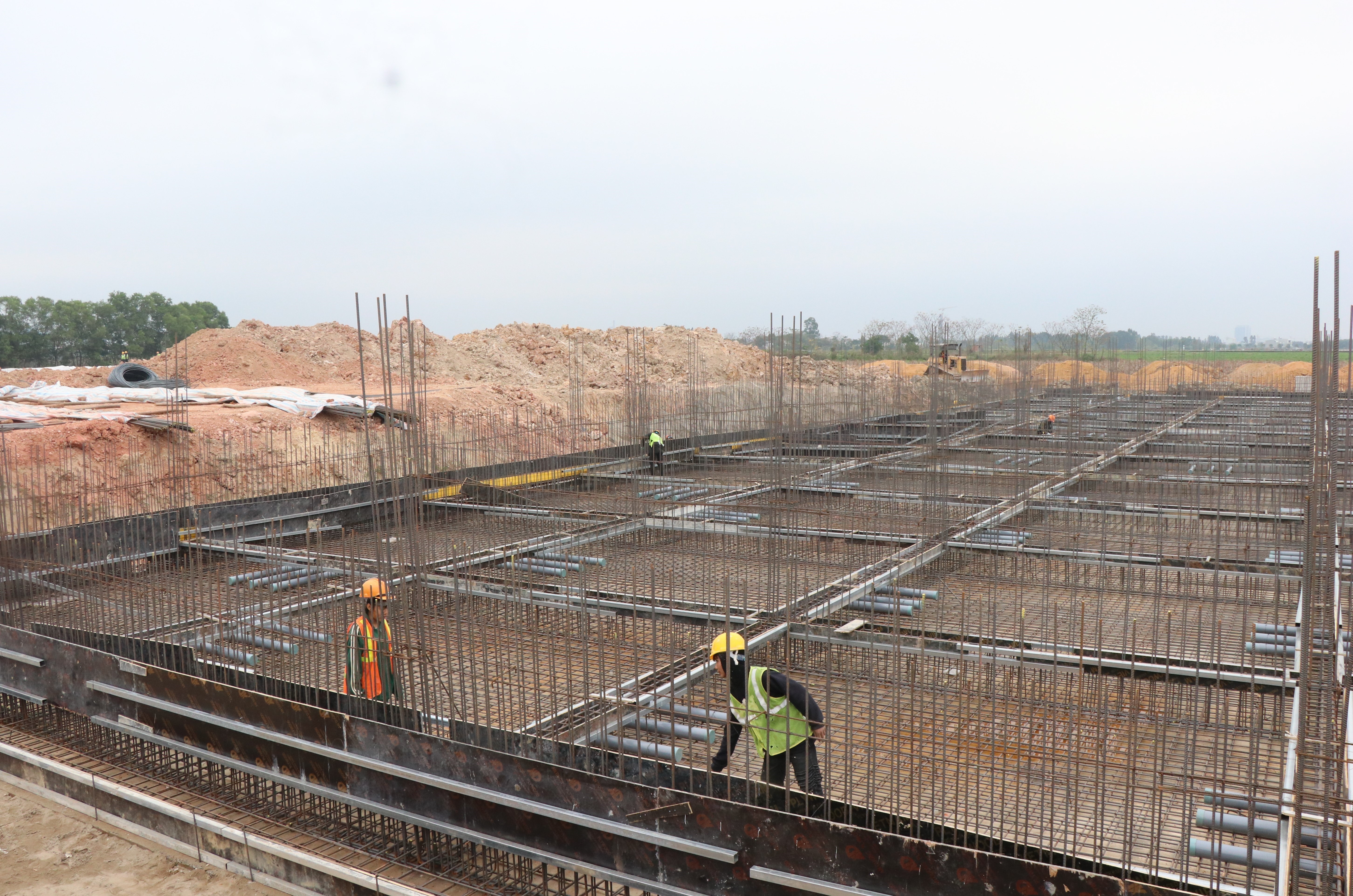 Nhà thầu thi công hạng mục bể nước phòng cháy chữa cháy tại Khu công nghiệp Song Mai-Nghĩa Trung, tỉnh Bắc Ninh. (Ảnh: Thanh Thương/TTXVN)