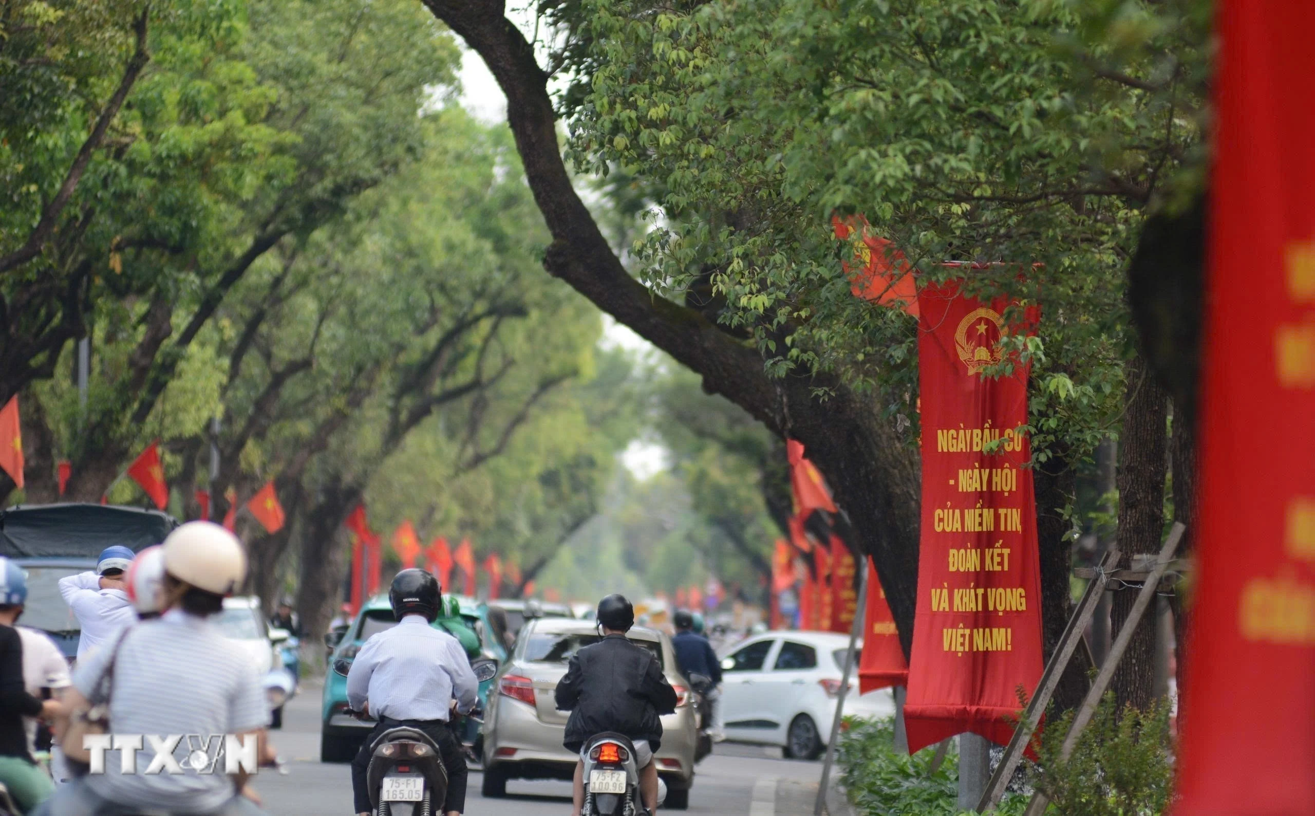 Các tuyến đường chính của thành phố Huế được trang hoàng tuyên truyền về công tác bầu cử. (Ảnh: Văn Dũng/TTXVN)