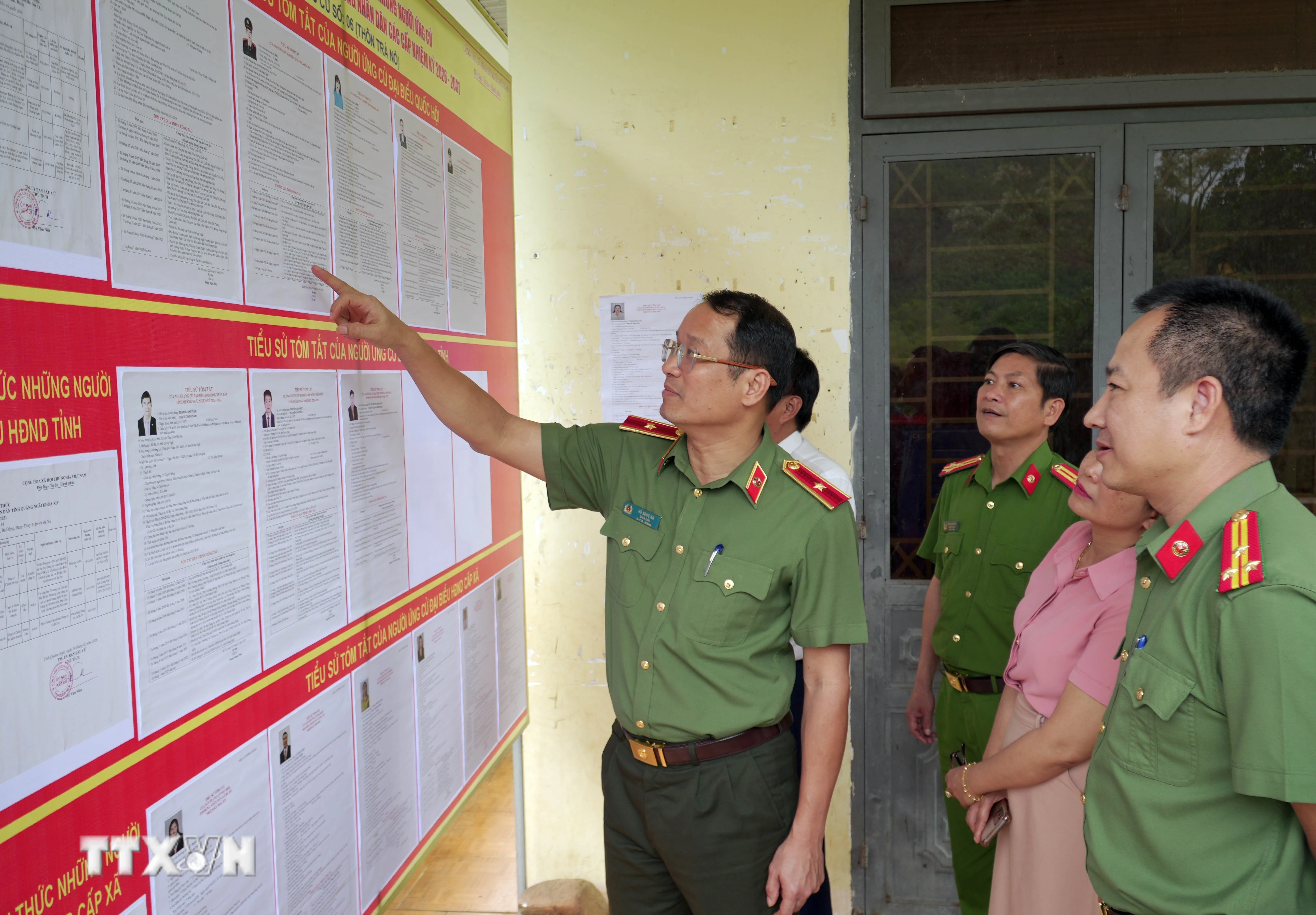 Thiếu tướng Hồ Song Ân, Giám đốc Công an tỉnh Quảng Ngãi kiểm tra điểm bỏ phiếu bầu cử tại xã Ba Tơ. (Ảnh: Cao Nguyên/TTXVN)