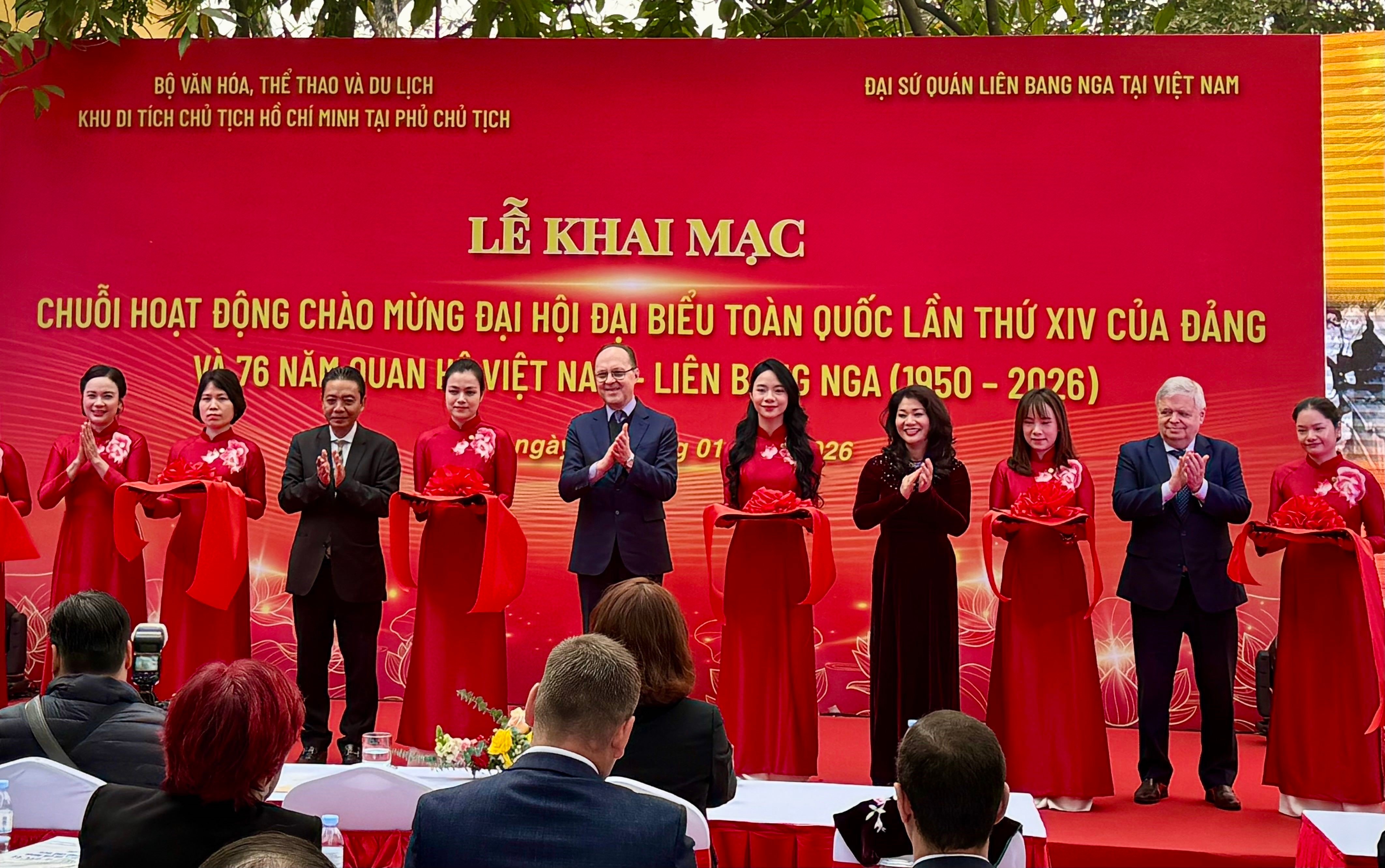 Đại biểu cắt băng khai mạc Chuỗi hoạt động chào mừng Đại hội lần thứ XIV của Đảng. (Ảnh: Phương Lan/TTXVN)