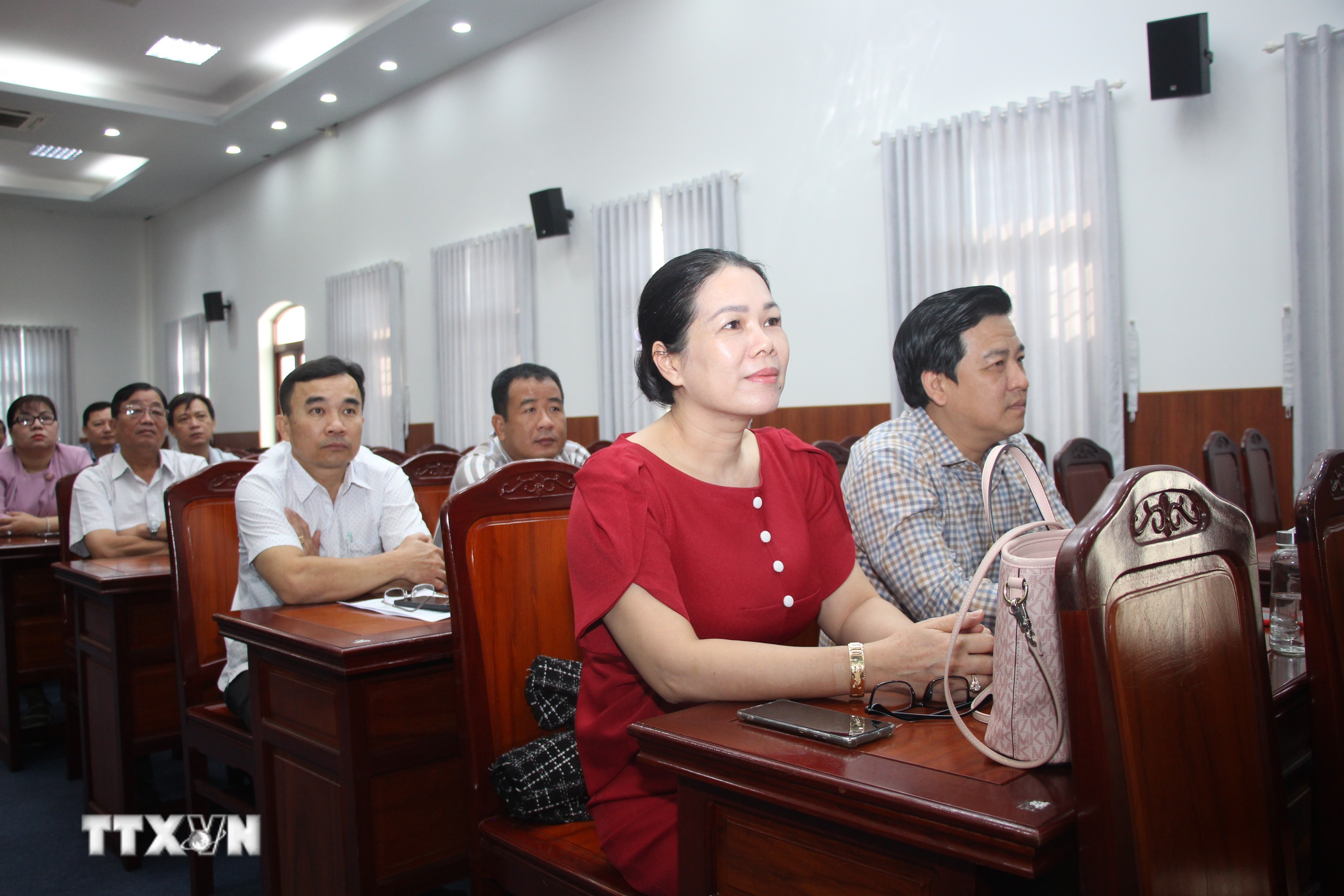 Các đảng viên, cán bộ phường Bạc Liêu (tỉnh Cà Mau) theo dõi truyền hình trực tiếp phiên khai mạc Đại hội XIV của Đảng. (Ảnh: Chanh Đa/TTXVN)