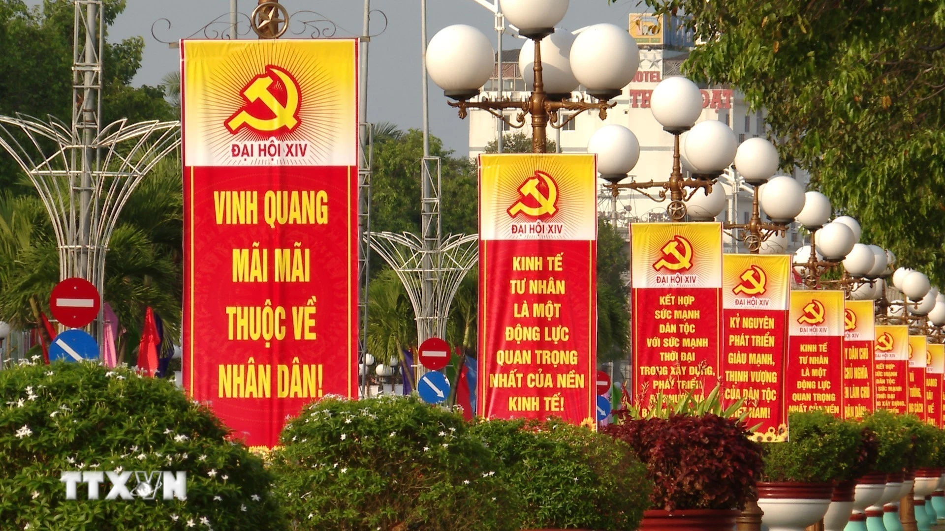 Rực rỡ các băng rôn, áp phích tuyên truyền về Đại hội XIV. (Ảnh: Chanh Đa/TTXVN)