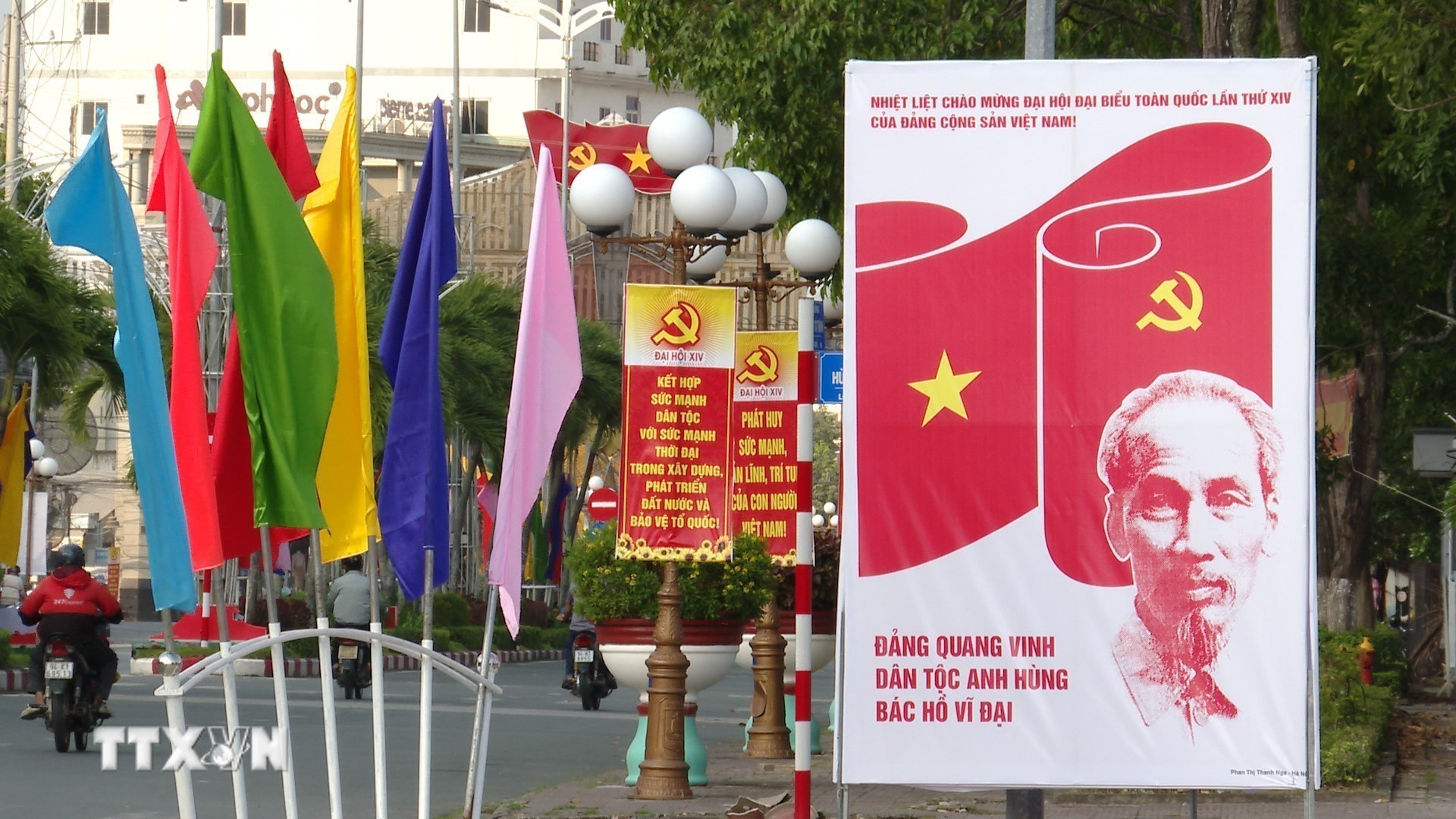 Các băng rôn, áp phích tuyên truyền về Đại hội XIV của Đảng trên các tuyến phố của phường Bạc Liêu (tỉnh Cà Mau). (Ảnh: Chanh Đa/TTXVN)