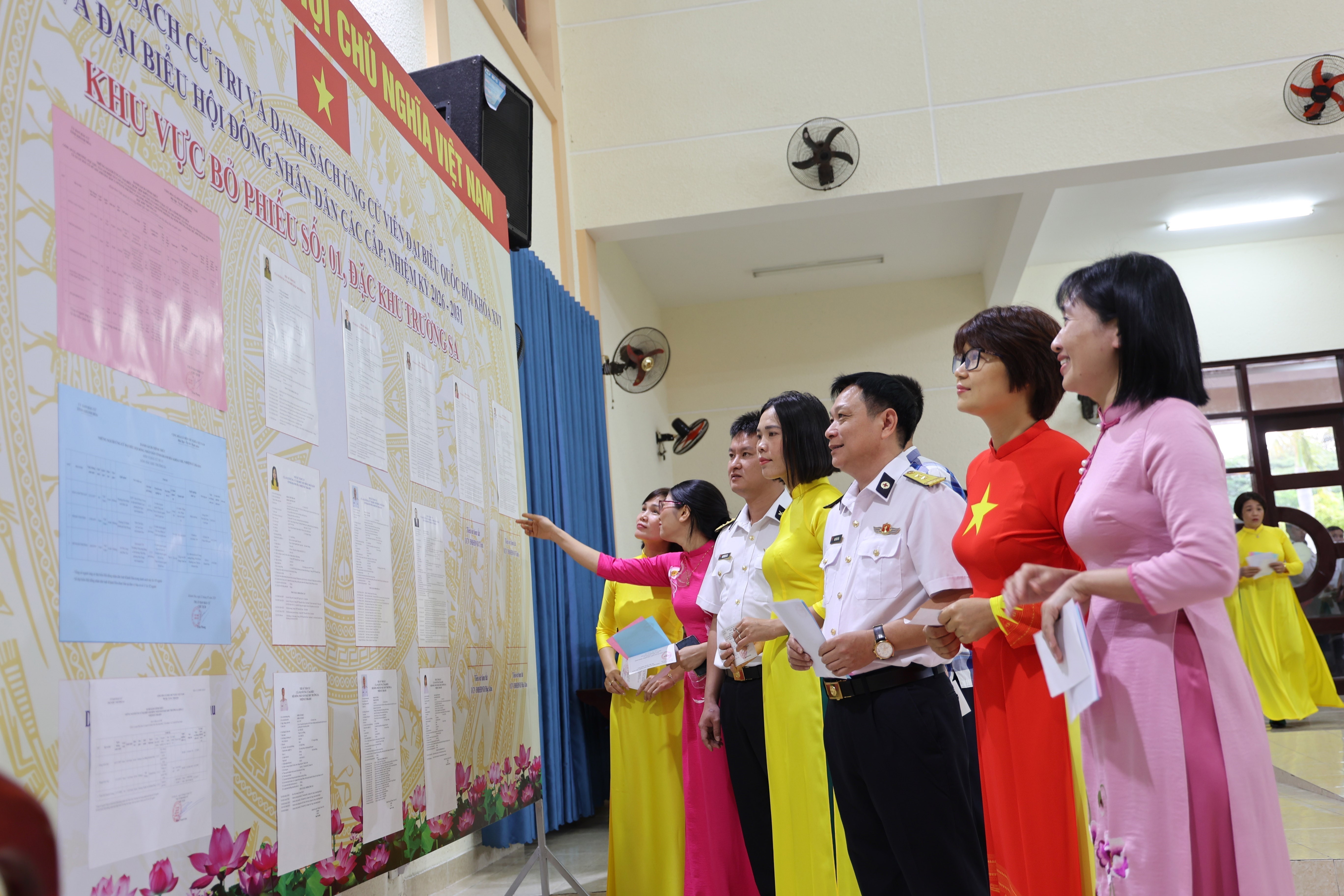 Người dân và cán bộ, chiến sỹ thực hiện bầu cử tại điểm bỏ phiếu số 1, đặc khu Trường Sa. (Ảnh: TTXVN phát)