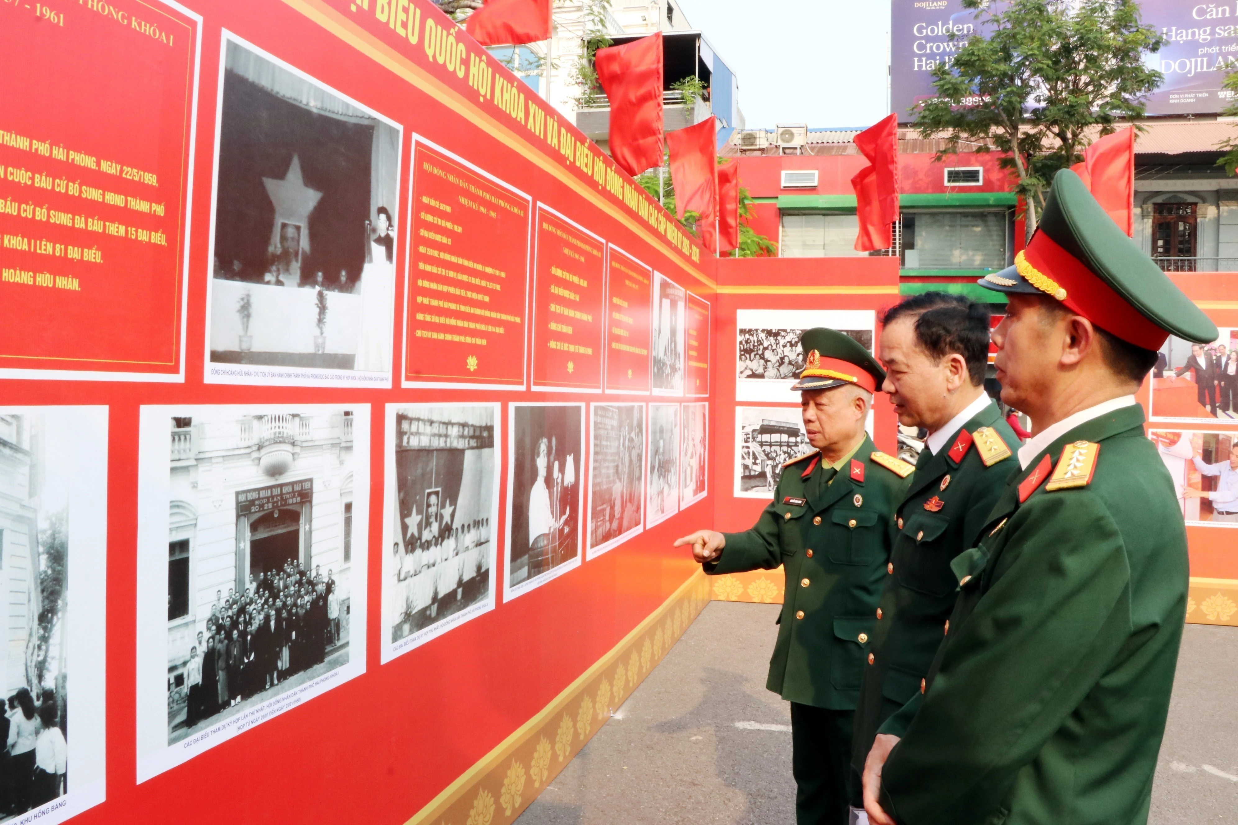 Các đại biểu tham quan triển lãm. (Ảnh: Mạnh Minh/TTXVN)