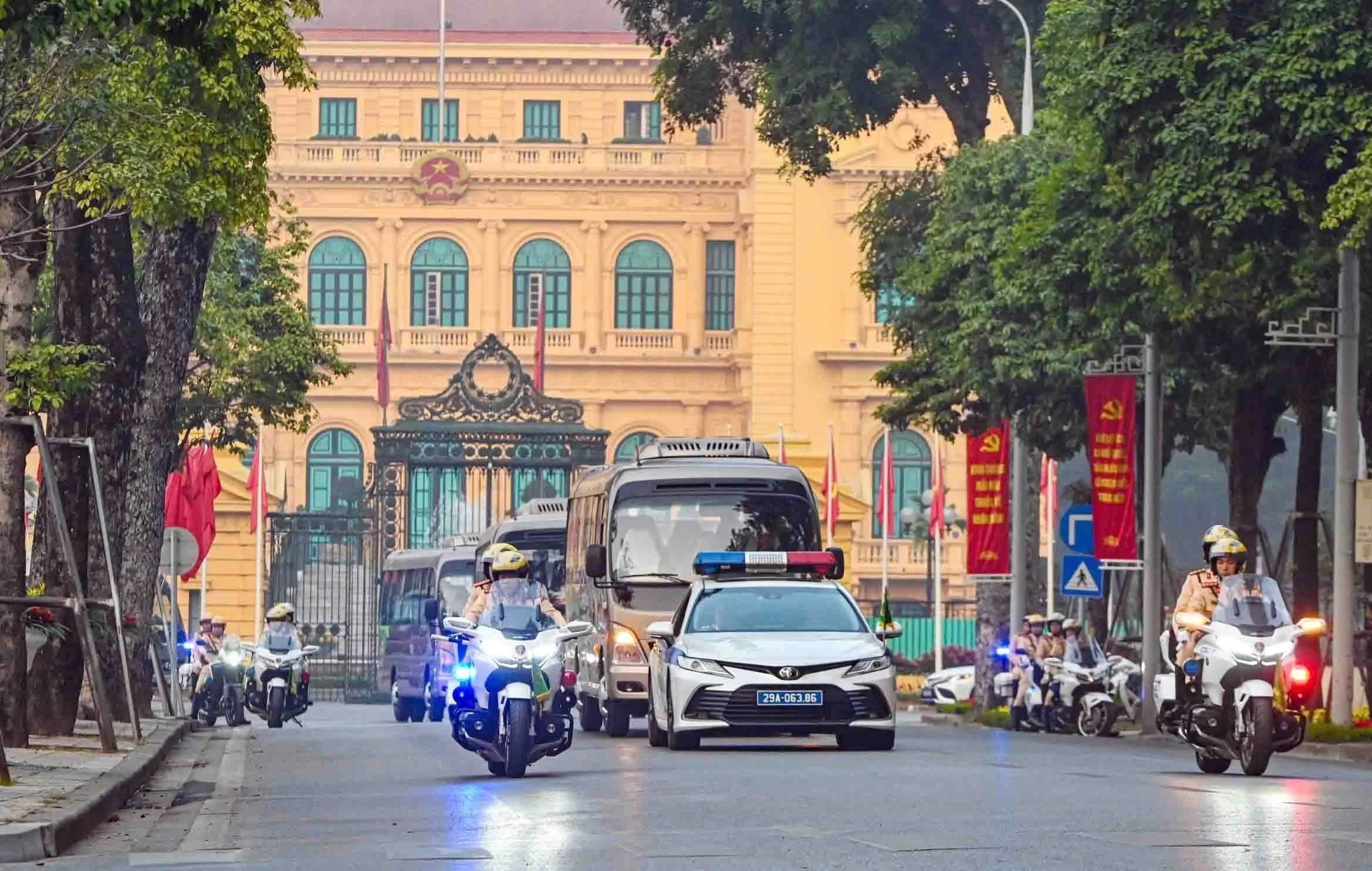 Đoàn xe di chuyển từ Lăng Chủ tịch Hồ Chí Minh ra Đài tưởng niệm các Anh hùng liệt sỹ. (Ảnh: Phạm Kiên/TTXVN)