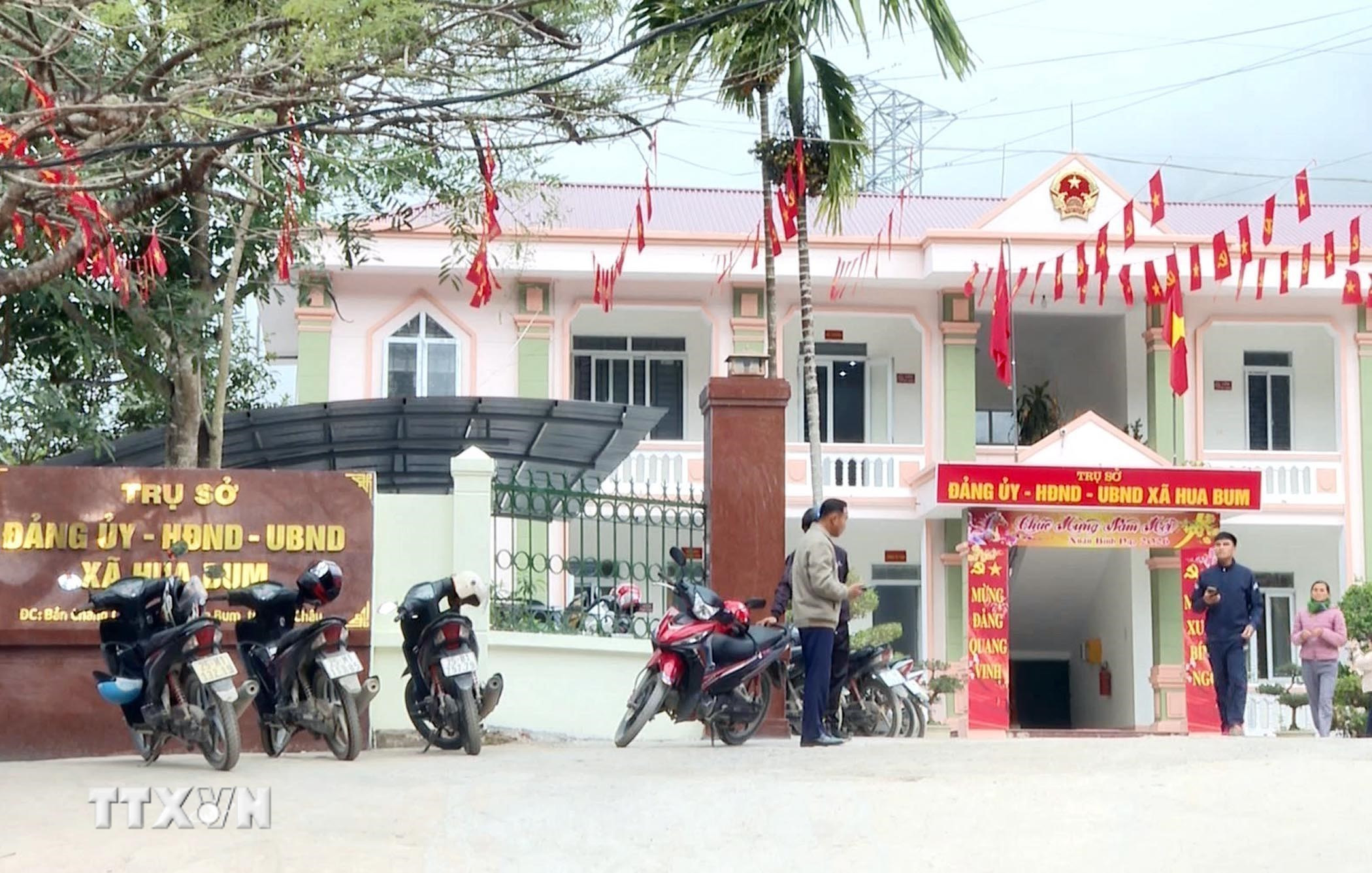 Trung tâm trụ sở xã biên giới Hua Bum (Lai Châu) được trang hoàng rực rỡ cờ tổ quốc, băng rôn khẩu hiệu sẵn sàng cho Ngày hội lớn của toàn dân tộc. (Ảnh: Quý Trung/TTXVN)