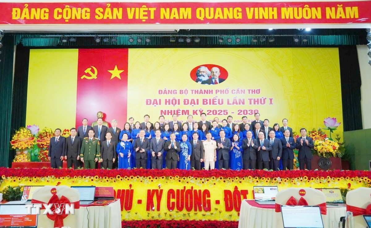 Các đại biểu chụp ảnh lưu niệm tại Đại hội. (Ảnh TTXVN phát) ttxvn-dai-hoi-dang-bo-can-tho-2.jpg