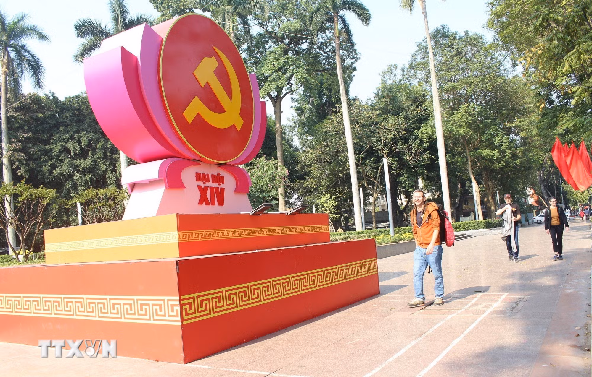 ttxvn-ha-noi-chao-mung-dai-hoi-dang-xiv-2.jpg