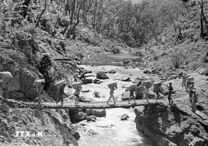 ttxvn-dang-lanh-dao-toan-dan-khang-chien-kien-quoc-1946-1960-16.jpg