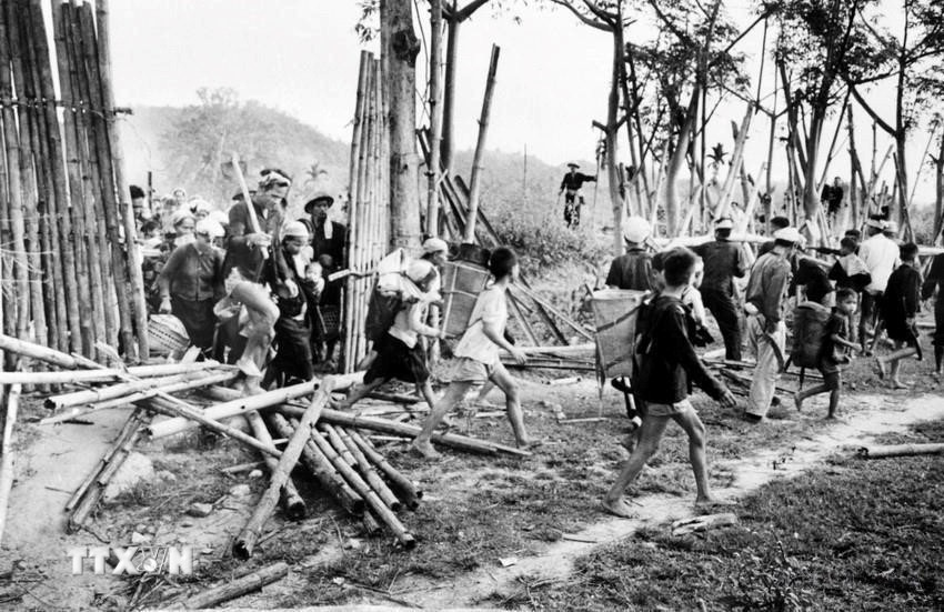 ttxvn-dang-lanh-dao-toan-dan-khang-chien-kien-quoc-1946-1960-17.jpg
