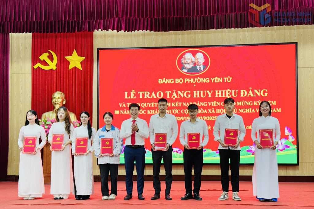 Ông Bùi Hoàng Giang, Bí thư Đảng ủy phường Yên Tử trao quyết định kết nạp Đảng cho các quần chúng ưu tú. (Nguồn: Cổng thông tin điện tử tỉnh Quảng Ninh) dang-bo-phuong-yen-tu.jpg