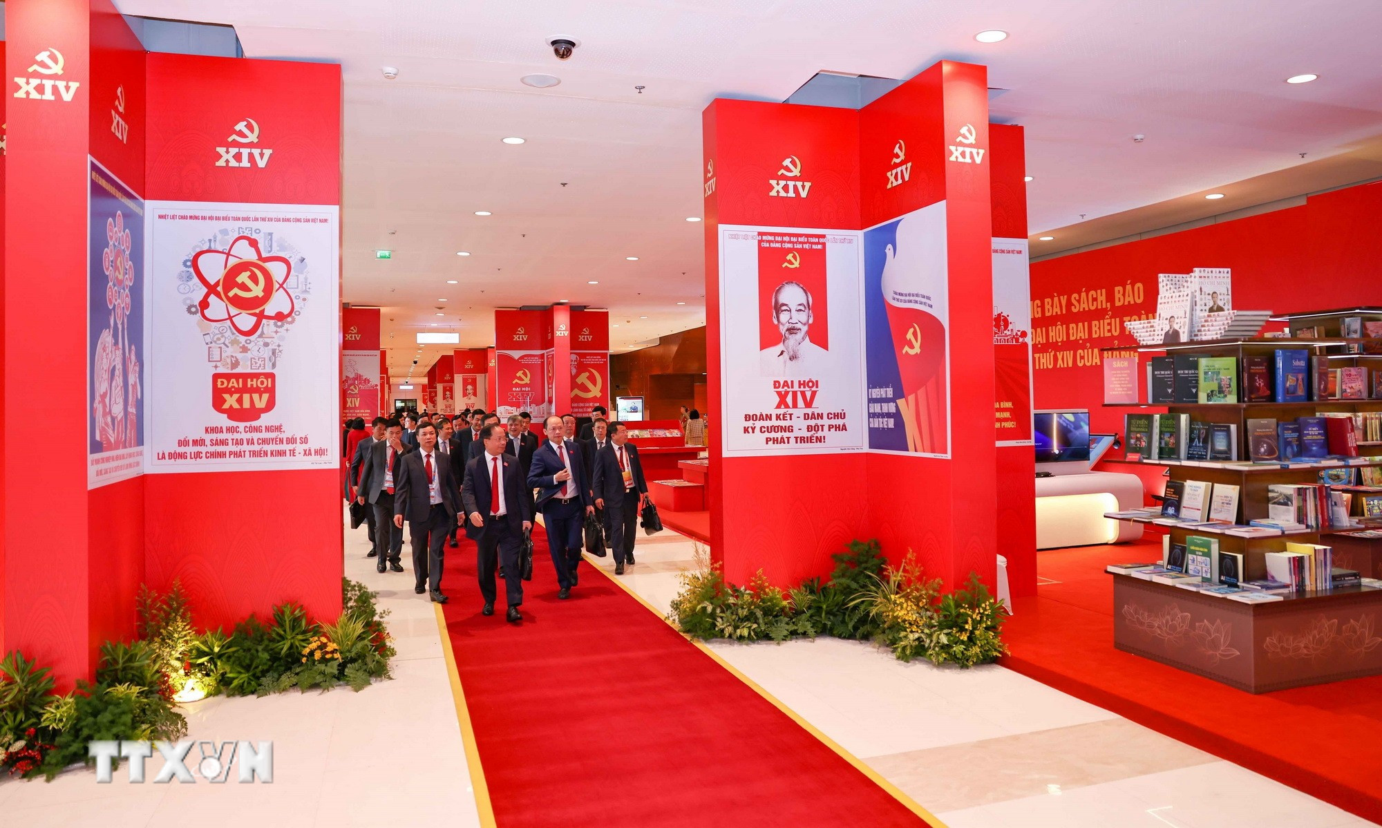 ttxvn-trung-bay-sach-bao-chao-mung-dai-hoi-xiv-2.jpg