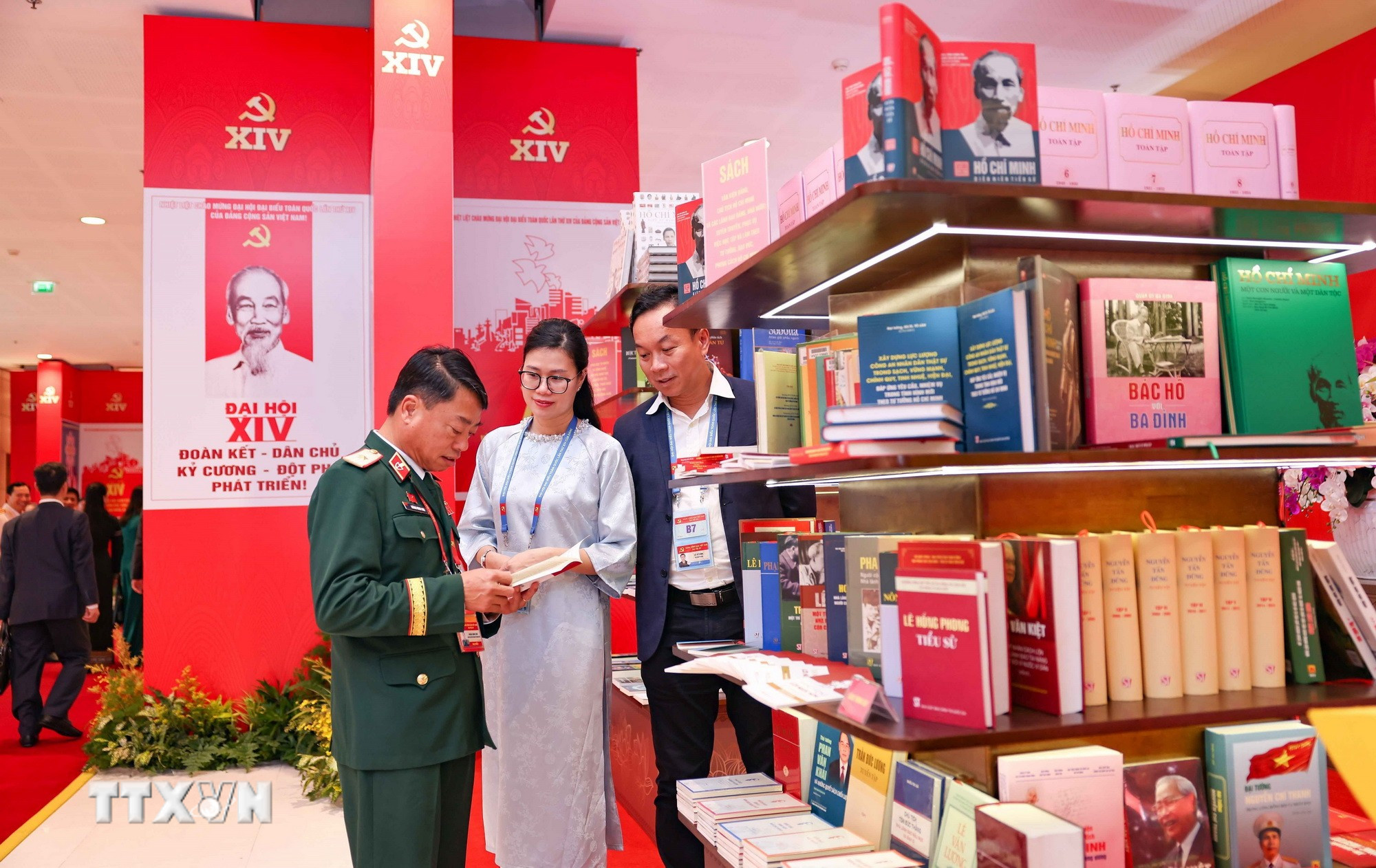 ttxvn-trung-bay-sach-bao-chao-mung-dai-hoi-xiv-5.jpg