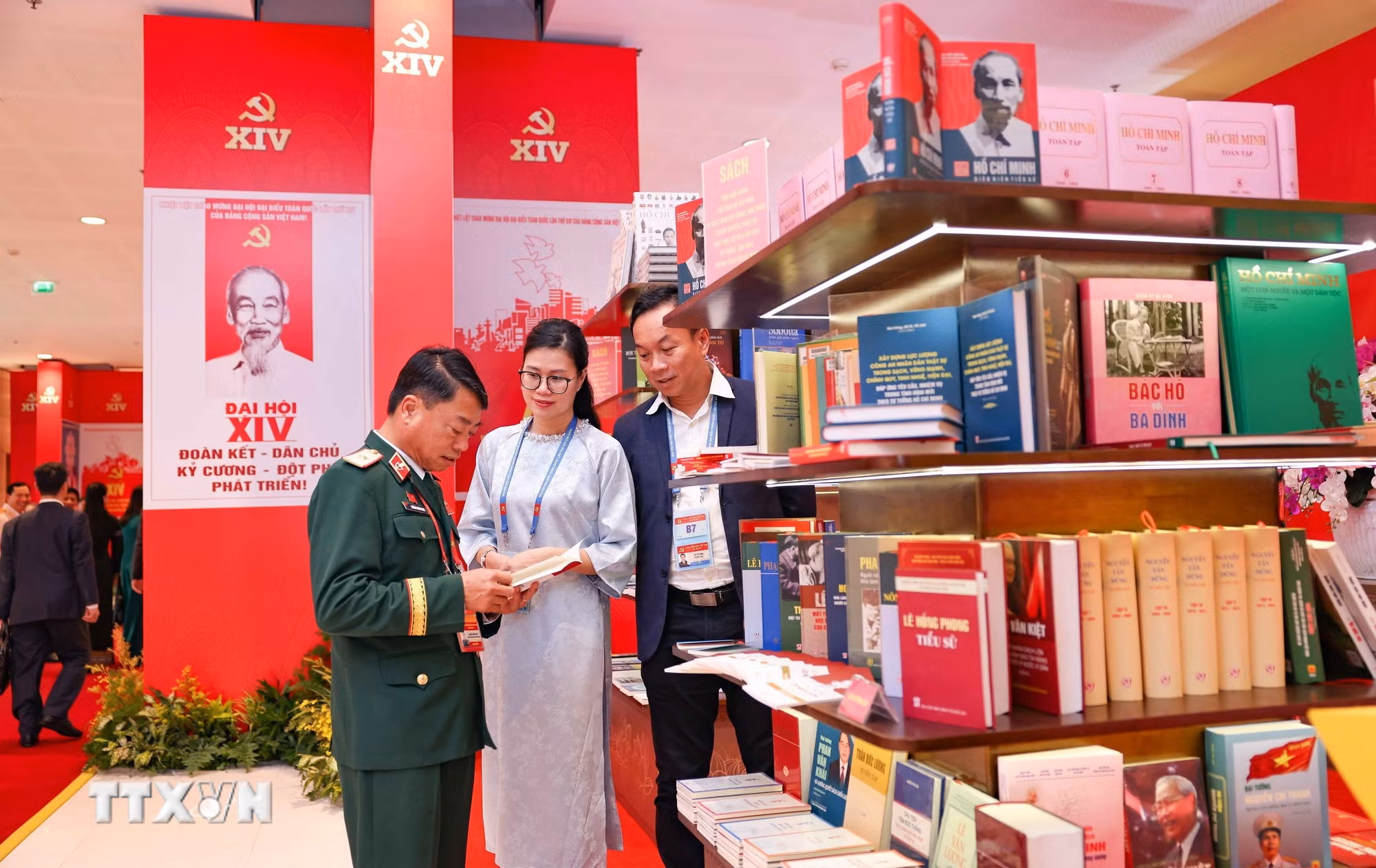 ttxvn-trung-bay-sach-bao-chao-mung-dai-hoi-xiv-5.jpg