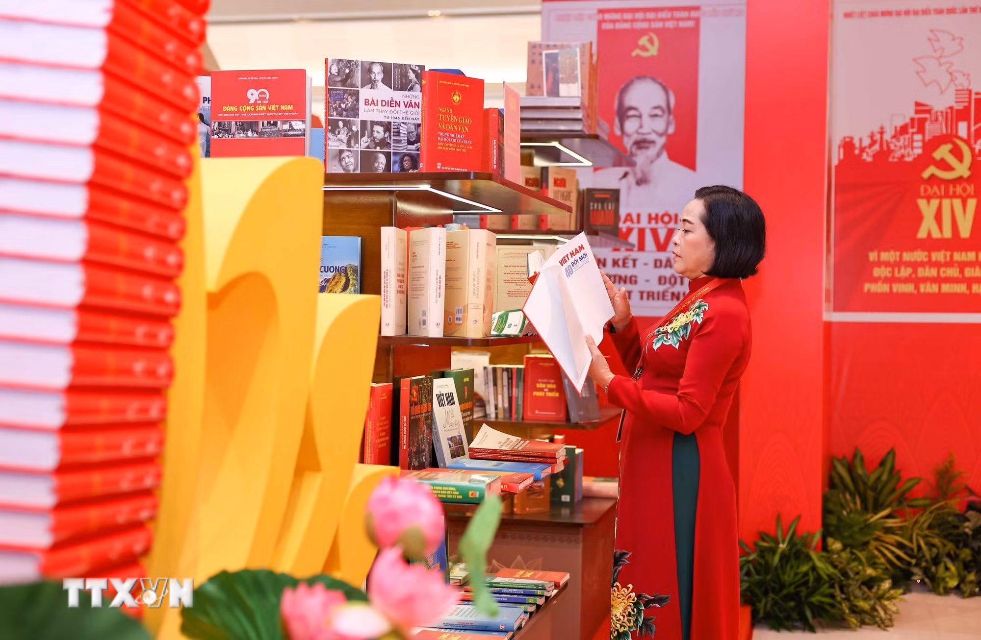 ttxvn-trung-bay-sach-bao-chao-mung-dai-hoi-xiv-9.jpg