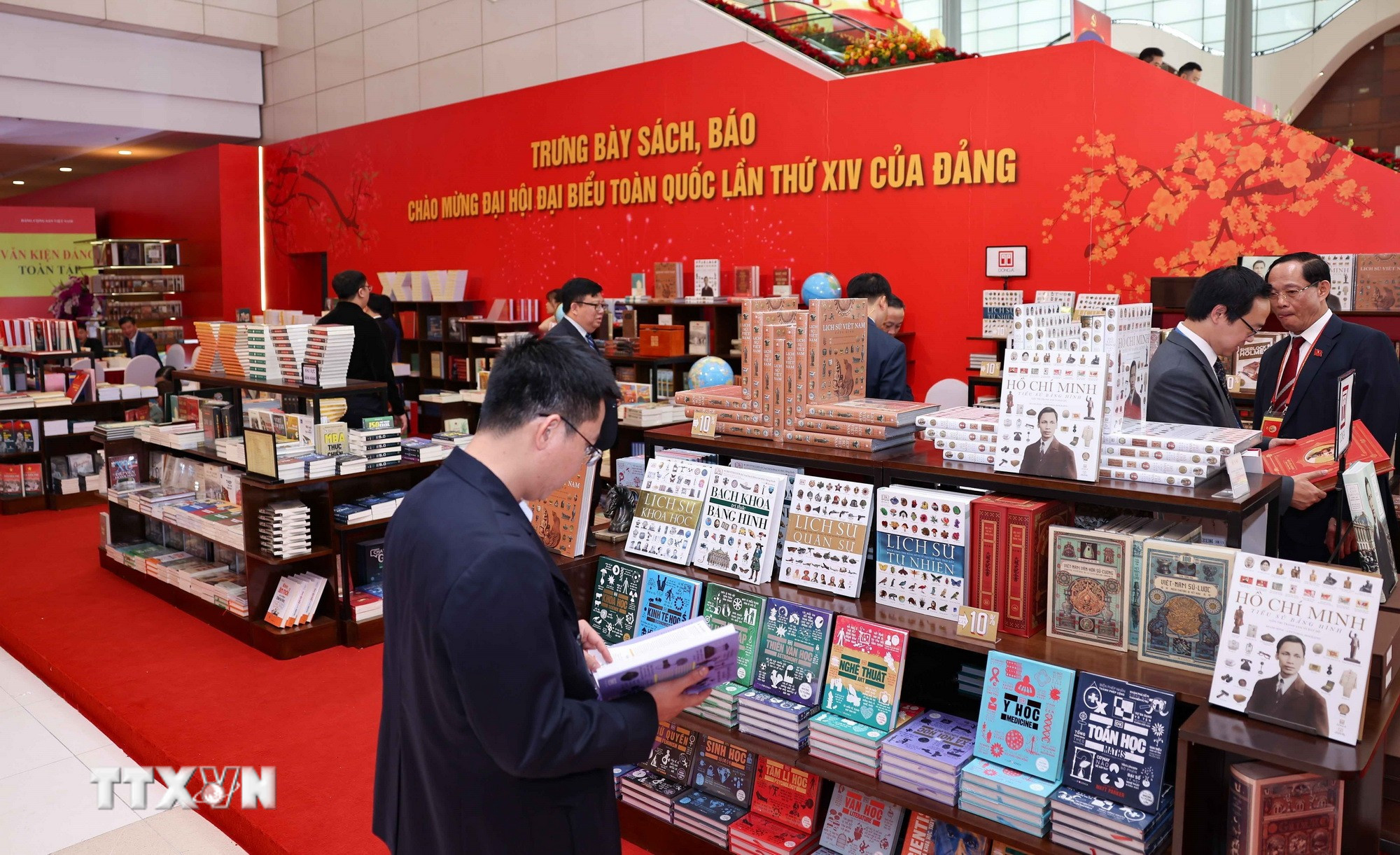 ttxvn-trung-bay-sach-bao-chao-mung-dai-hoi-xiv-8.jpg