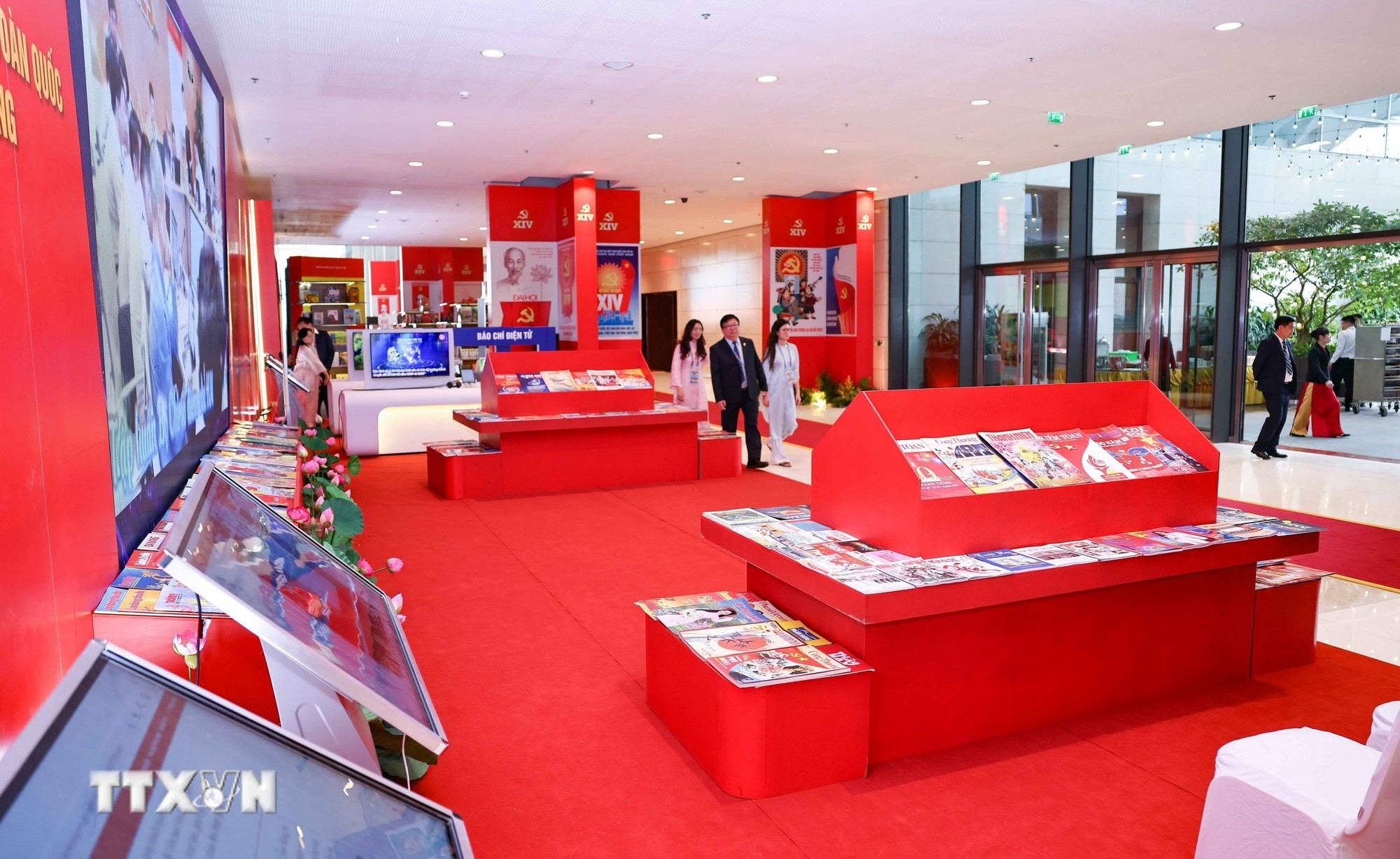 ttxvn-trung-bay-sach-bao-chao-mung-dai-hoi-xiv-6.jpg