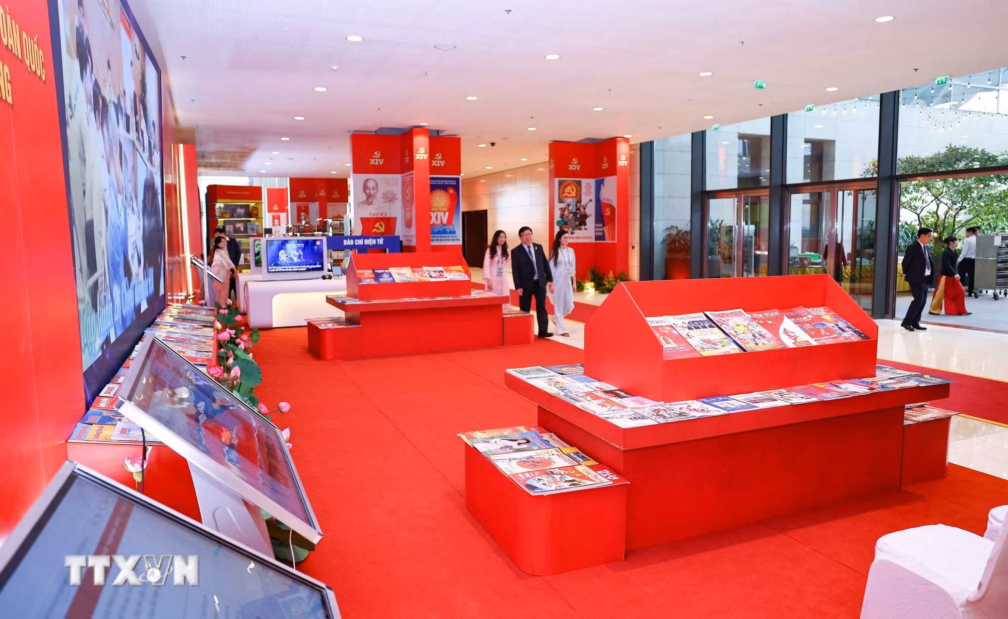 ttxvn-trung-bay-sach-bao-chao-mung-dai-hoi-xiv-6.jpg