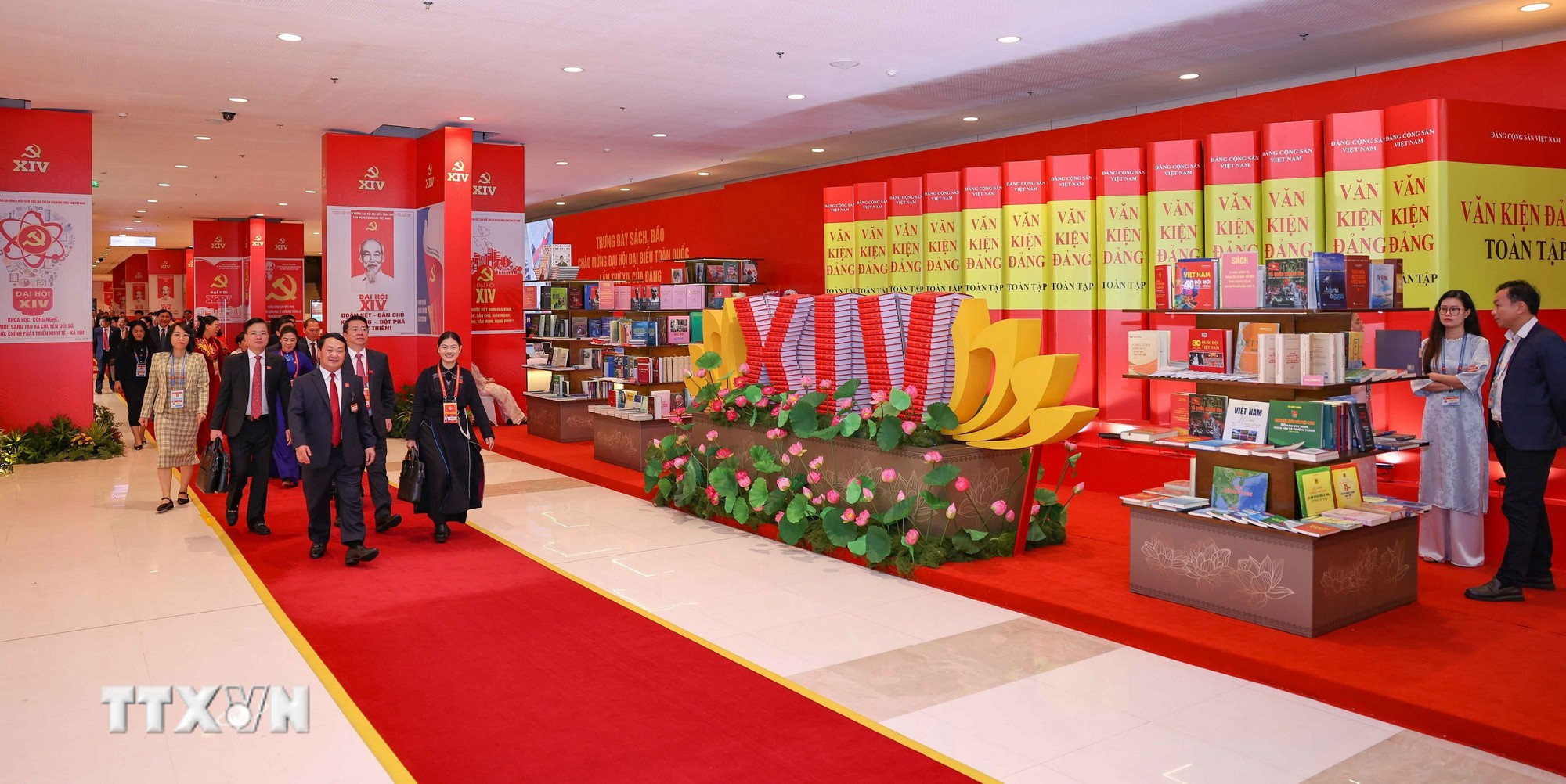 ttxvn-trung-bay-sach-bao-chao-mung-dai-hoi-xiv-10.jpg