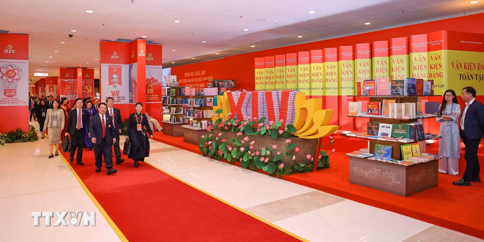 ttxvn-trung-bay-sach-bao-chao-mung-dai-hoi-xiv-10.jpg
