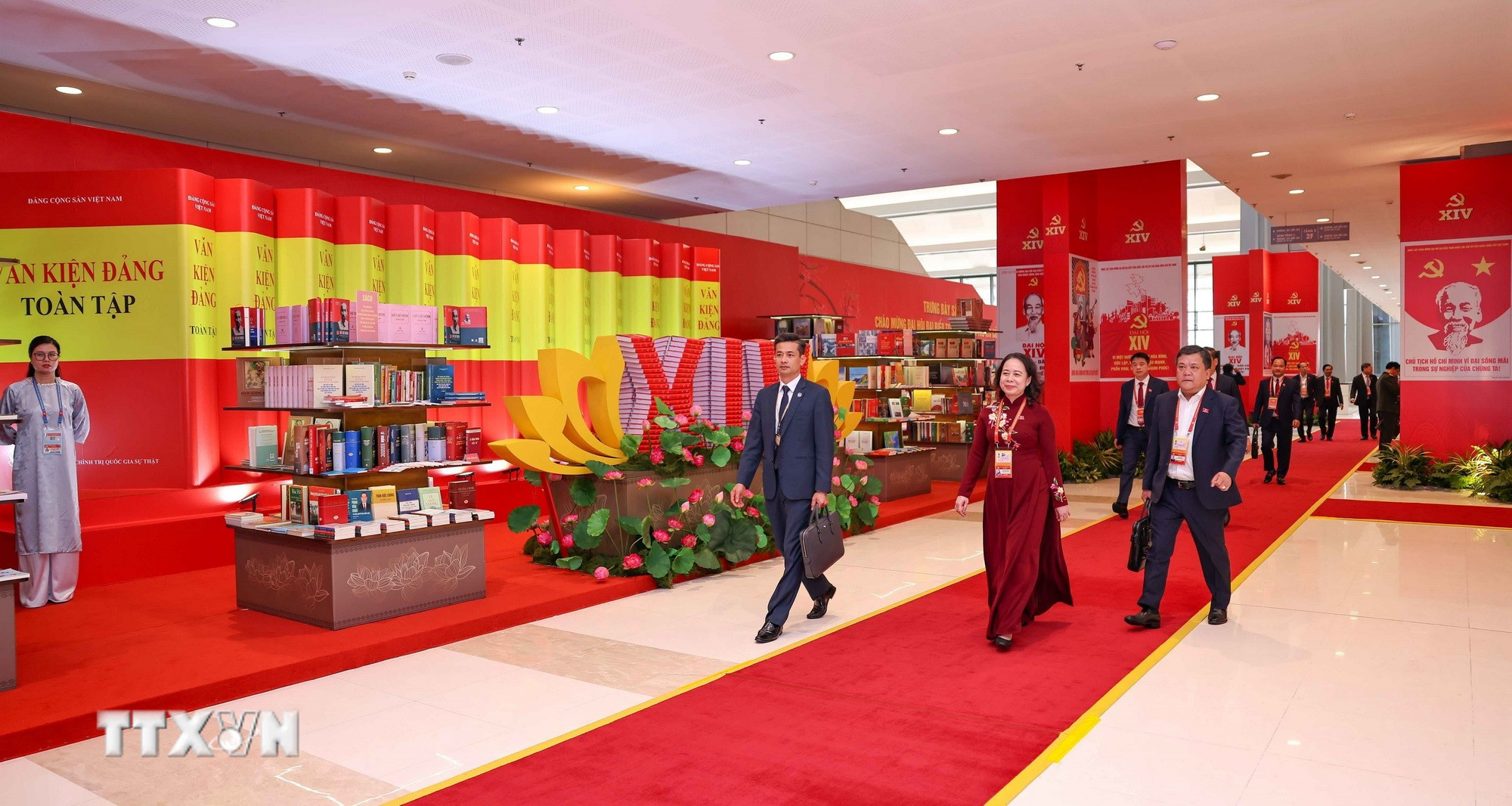 ttxvn-trung-bay-sach-bao-chao-mung-dai-hoi-xiv-4.jpg