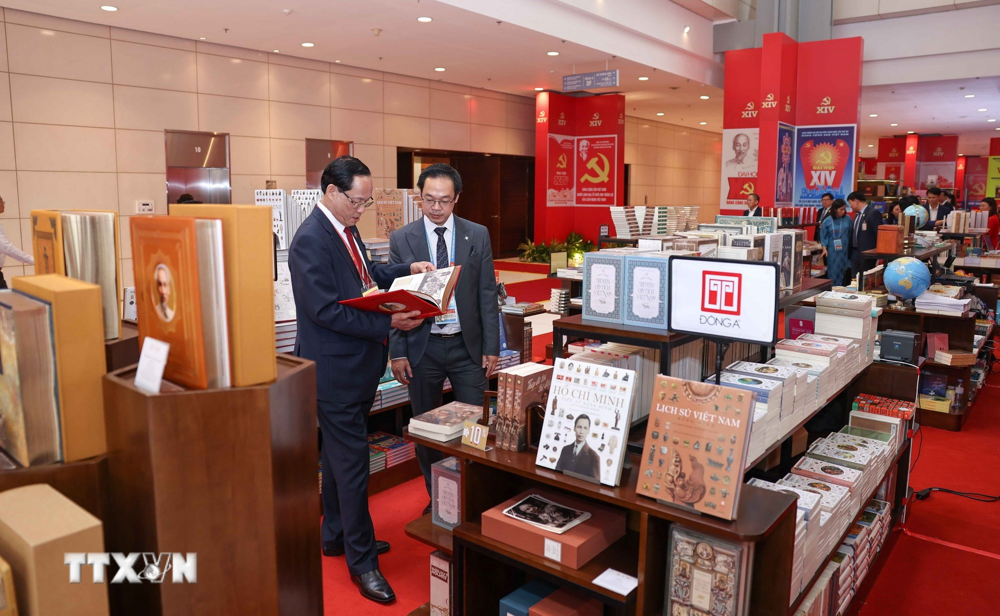ttxvn-trung-bay-sach-bao-chao-mung-dai-hoi-xiv-7.jpg